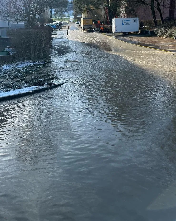 Wasser auf einer Strasse.
